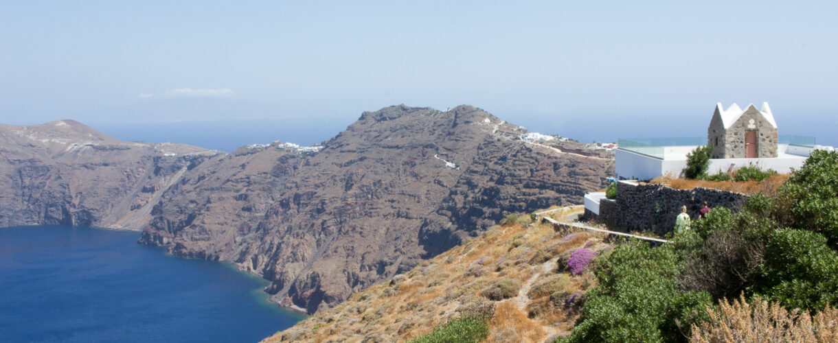 Hiking from Fira to Oia in Santorini